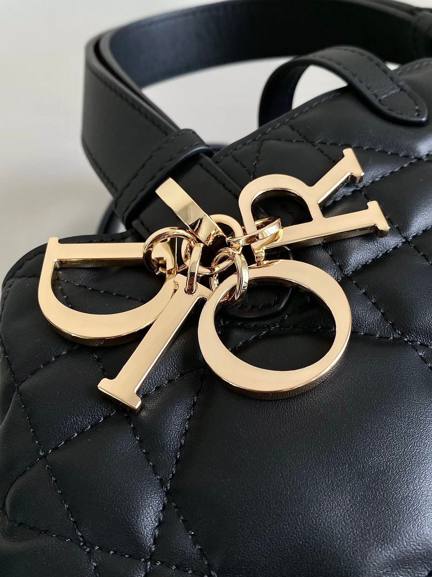 TOUJOURS 28 TASCHE AUS SCHWARZEM LAMMFELL