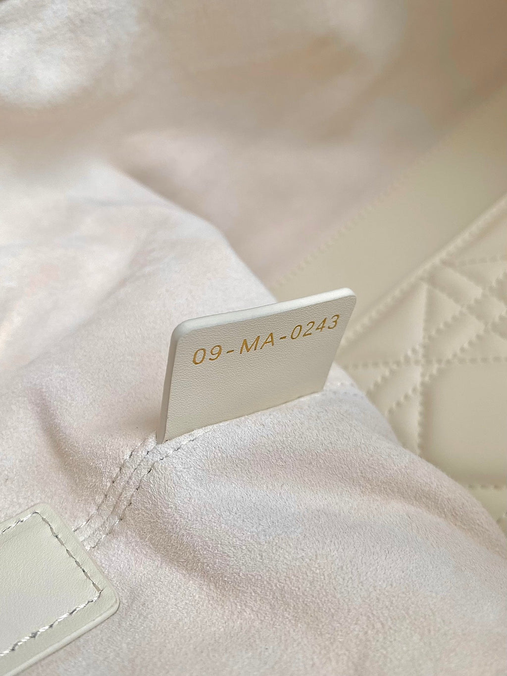 TOUJOURS 28 TASCHE AUS WEISSEM LAMMFELL