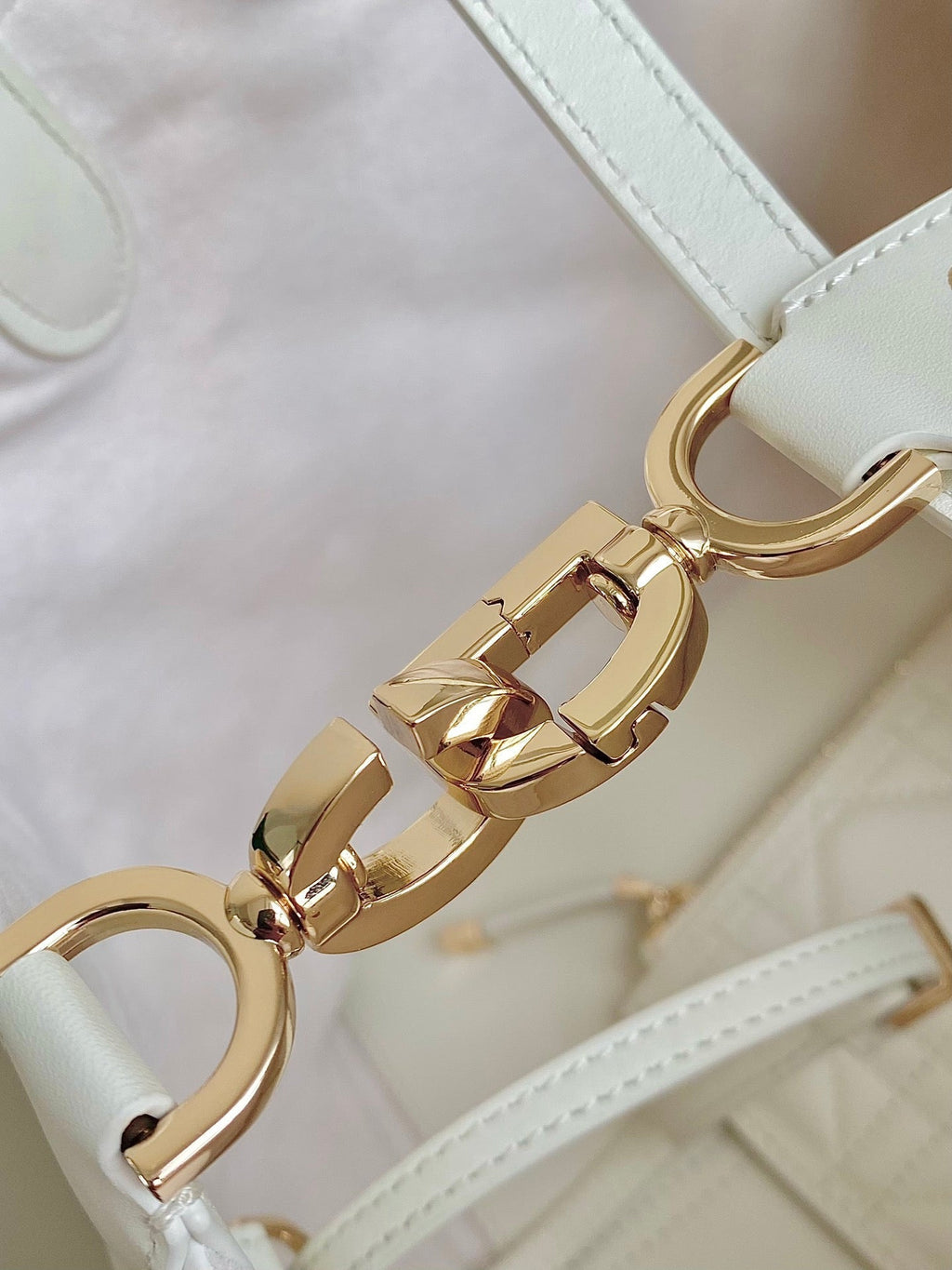 TOUJOURS 28 TASCHE AUS WEISSEM LAMMFELL