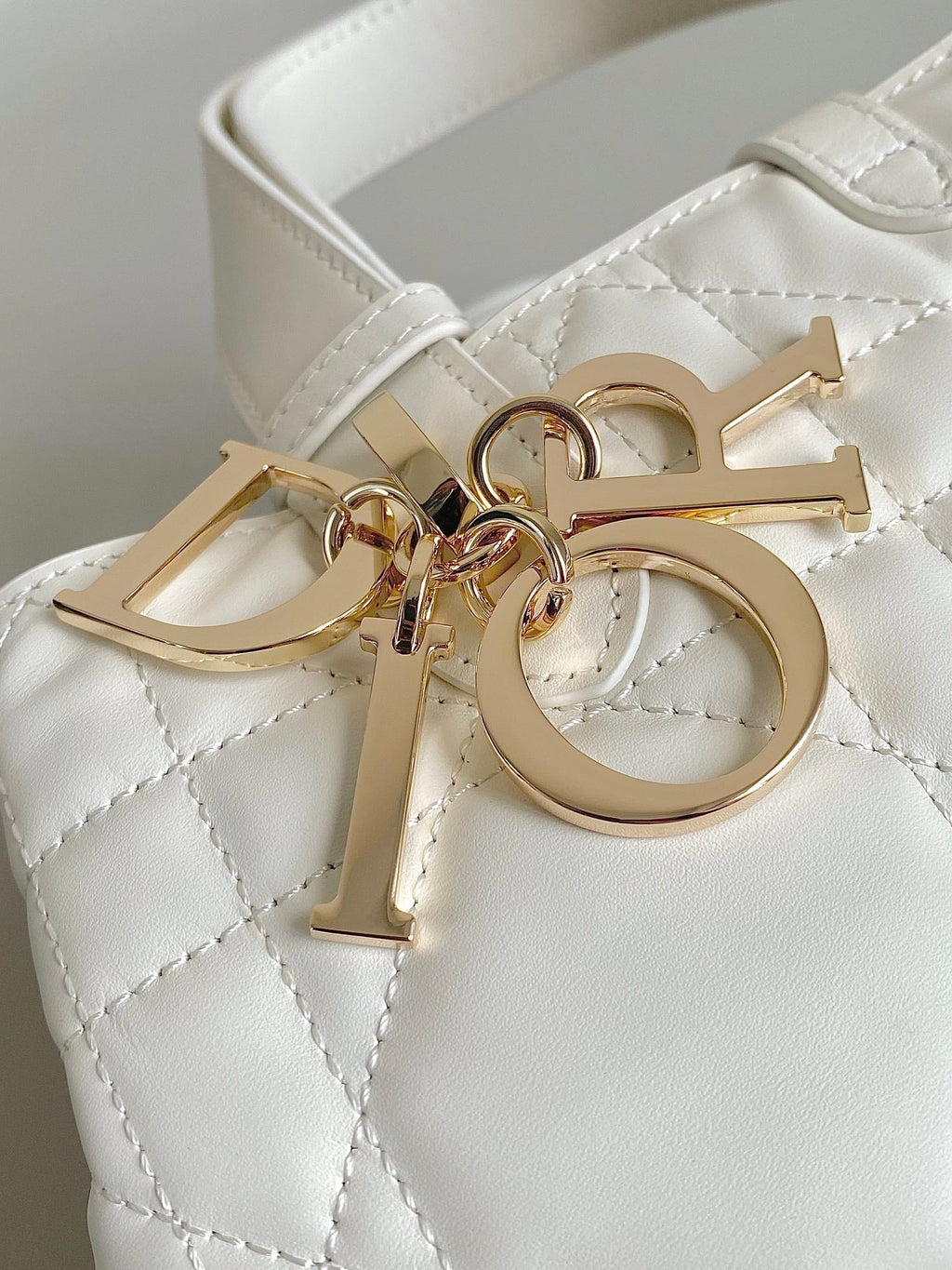 TOUJOURS 28 TASCHE AUS WEISSEM LAMMFELL