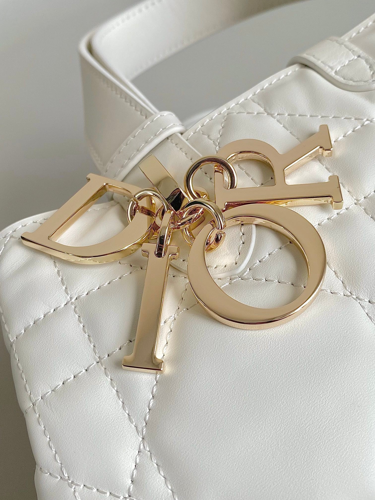 TOUJOURS 28 TASCHE AUS WEISSEM LAMMFELL