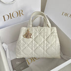 TOUJOURS 28 TASCHE AUS WEISSEM LAMMFELL