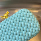 KNOTEN 20 IN BLAUEM PASTELKAMMER