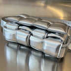 MINI-KASSETTE 18 IN SILBERNEM LAMMLEDER