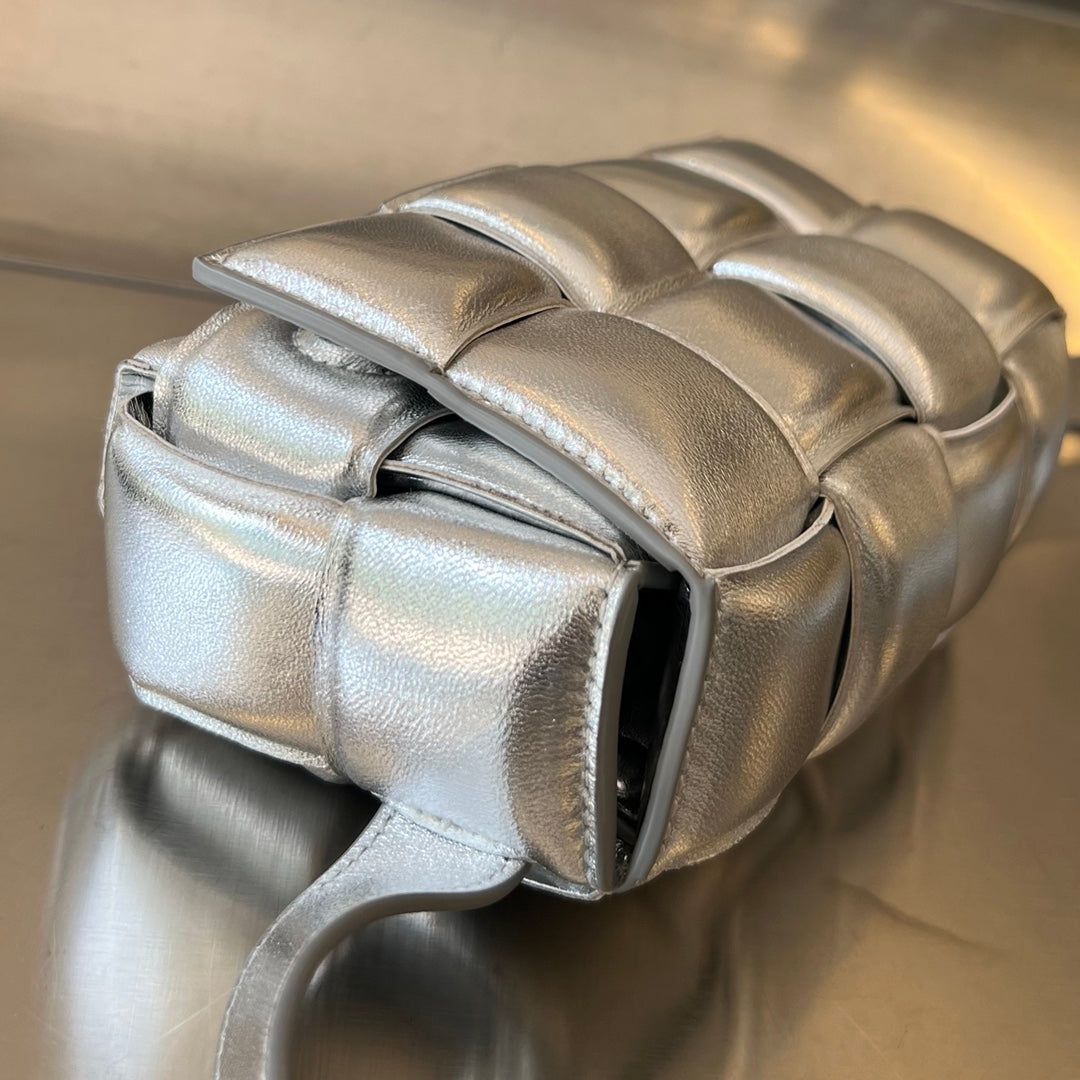 MINI-KASSETTE 18 IN SILBERNEM LAMMLEDER