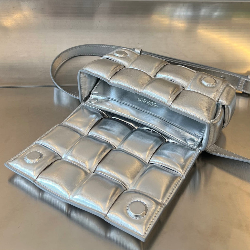 MINI-KASSETTE 18 IN SILBERNEM LAMMLEDER