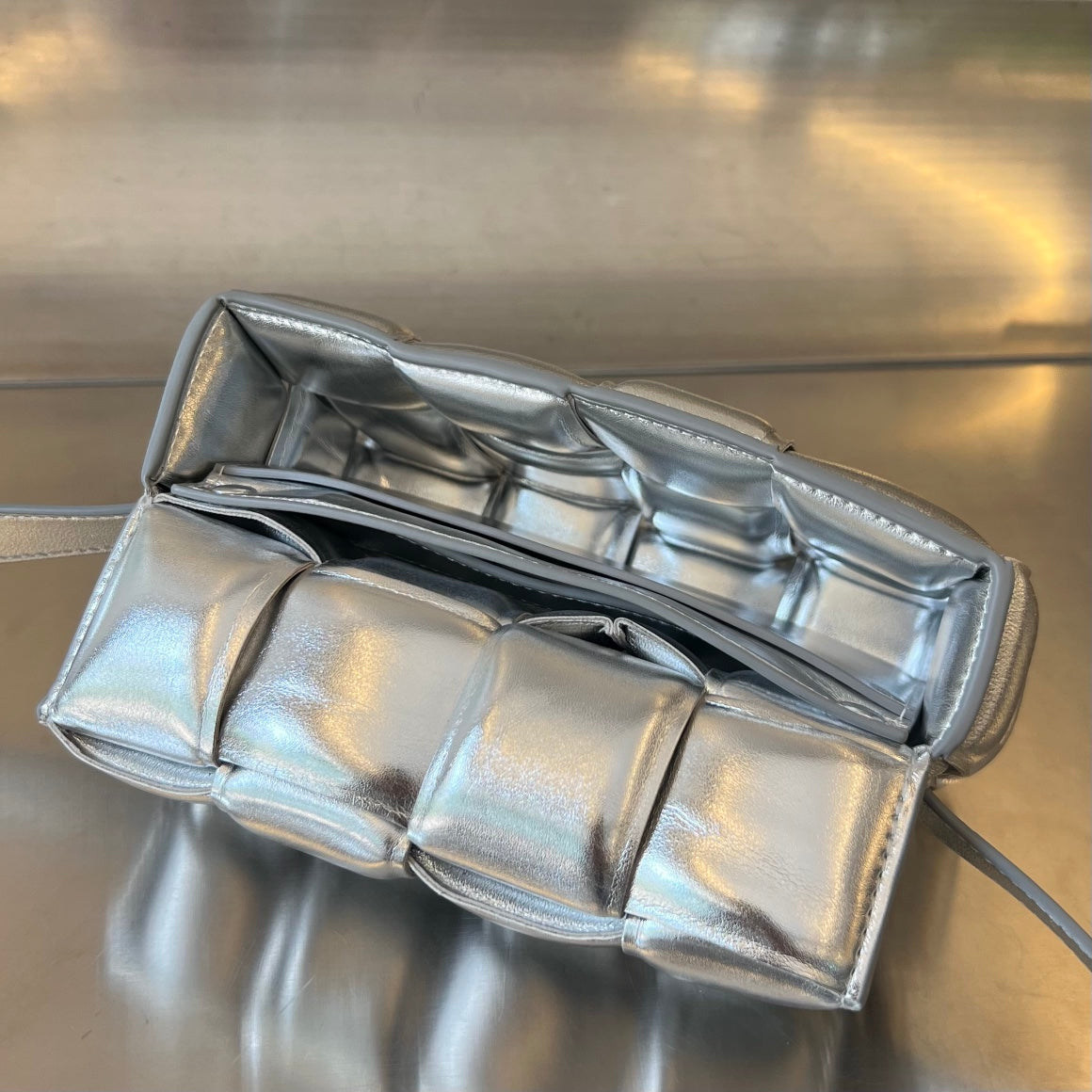 MINI-KASSETTE 18 IN SILBERNEM LAMMLEDER