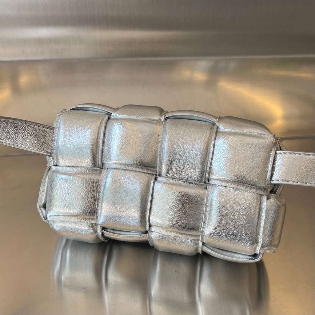 MINI-KASSETTE 18 IN SILBERNEM LAMMLEDER