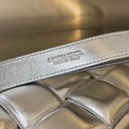 MINI-KASSETTE 18 IN SILBERNEM LAMMLEDER