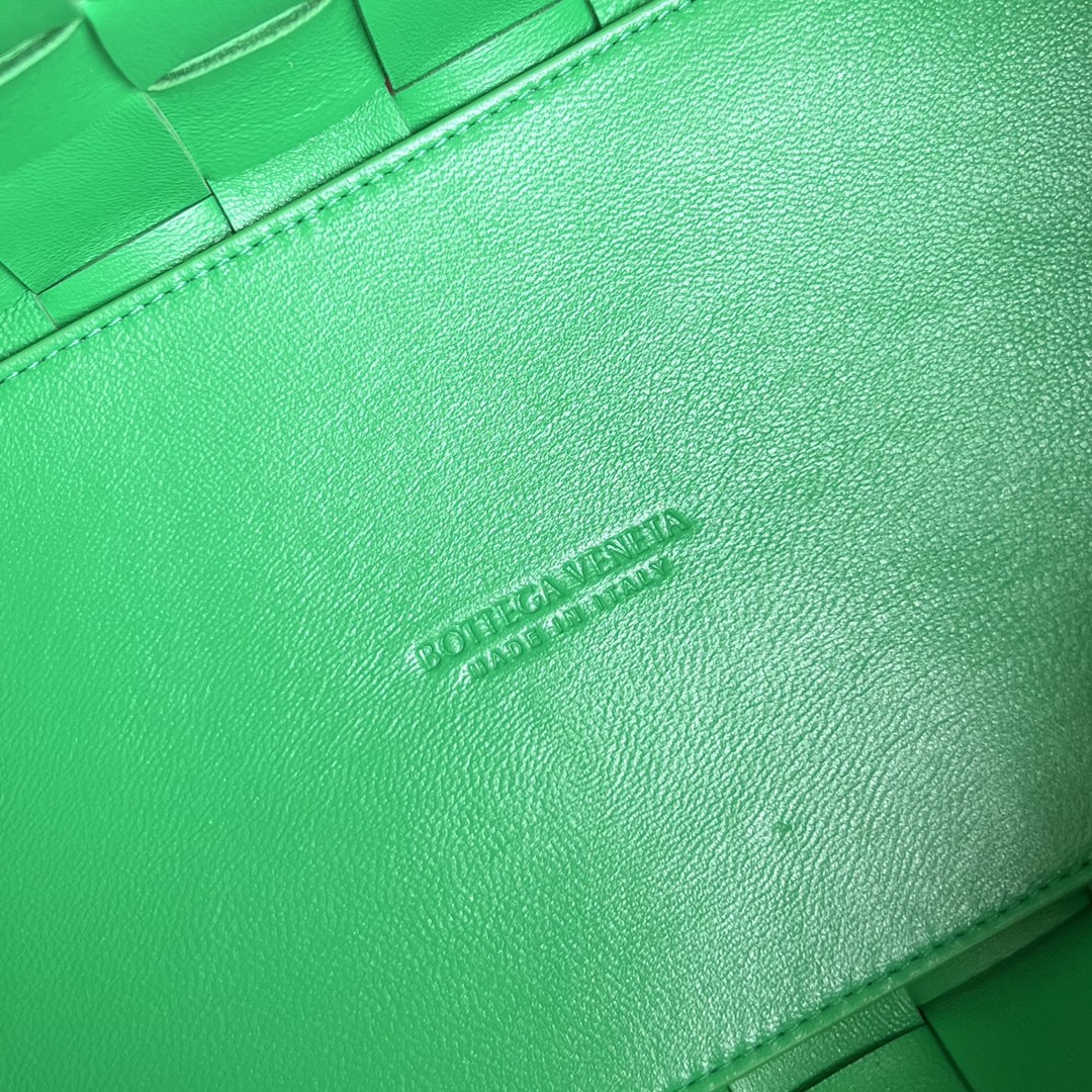 MITTELGROSSE 28-KASSETTEN-KASSETTE, HELLGRÜNES LAMMFELL