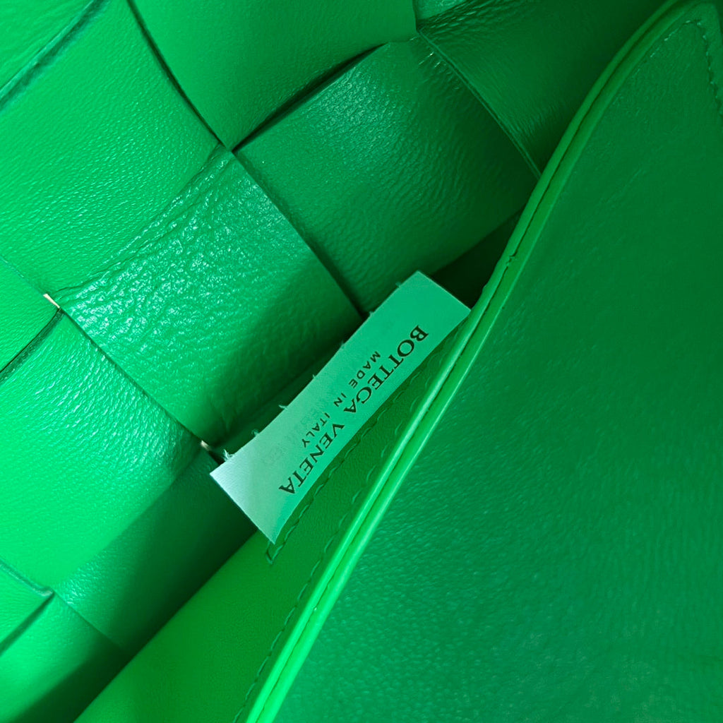 MITTELGROSSE 28-KASSETTEN-KASSETTE, HELLGRÜNES LAMMFELL