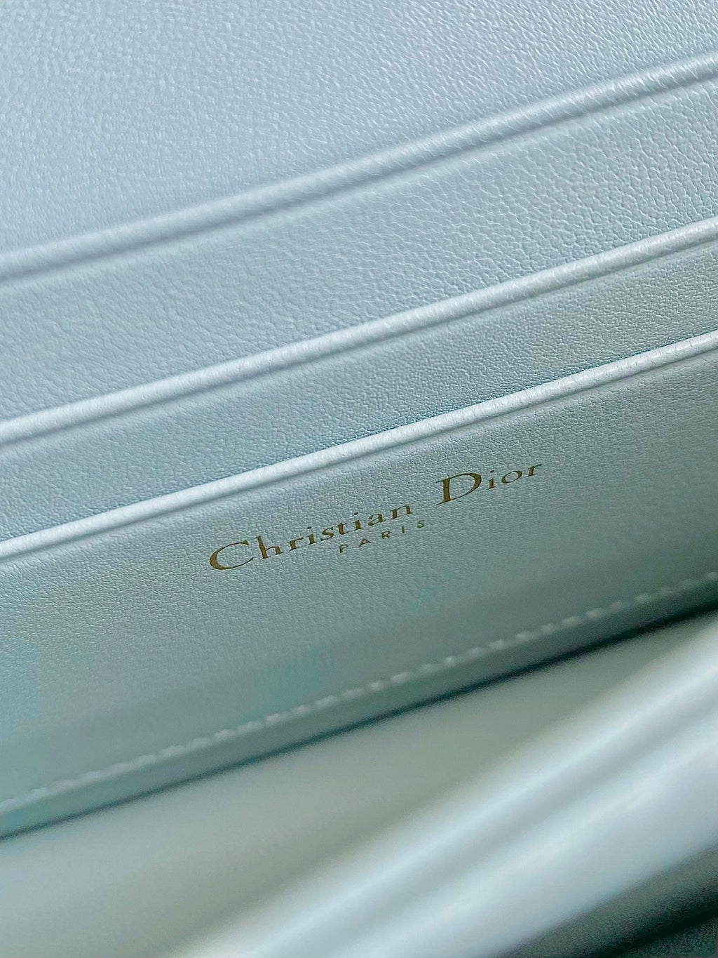 DAMEN 21 KETTENTASCHE IN HELLBLAUEM LAMMLEDER