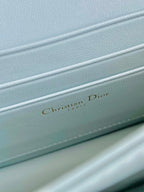 DAMEN 21 KETTENTASCHE IN HELLBLAUEM LAMMLEDER