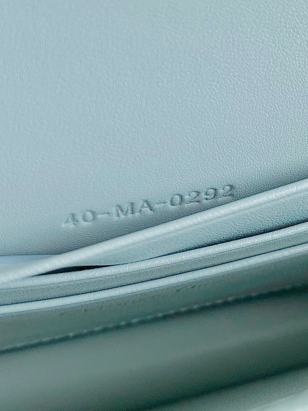 DAMEN 21 KETTENTASCHE IN HELLBLAUEM LAMMLEDER