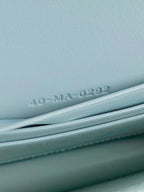 DAMEN 21 KETTENTASCHE IN HELLBLAUEM LAMMLEDER