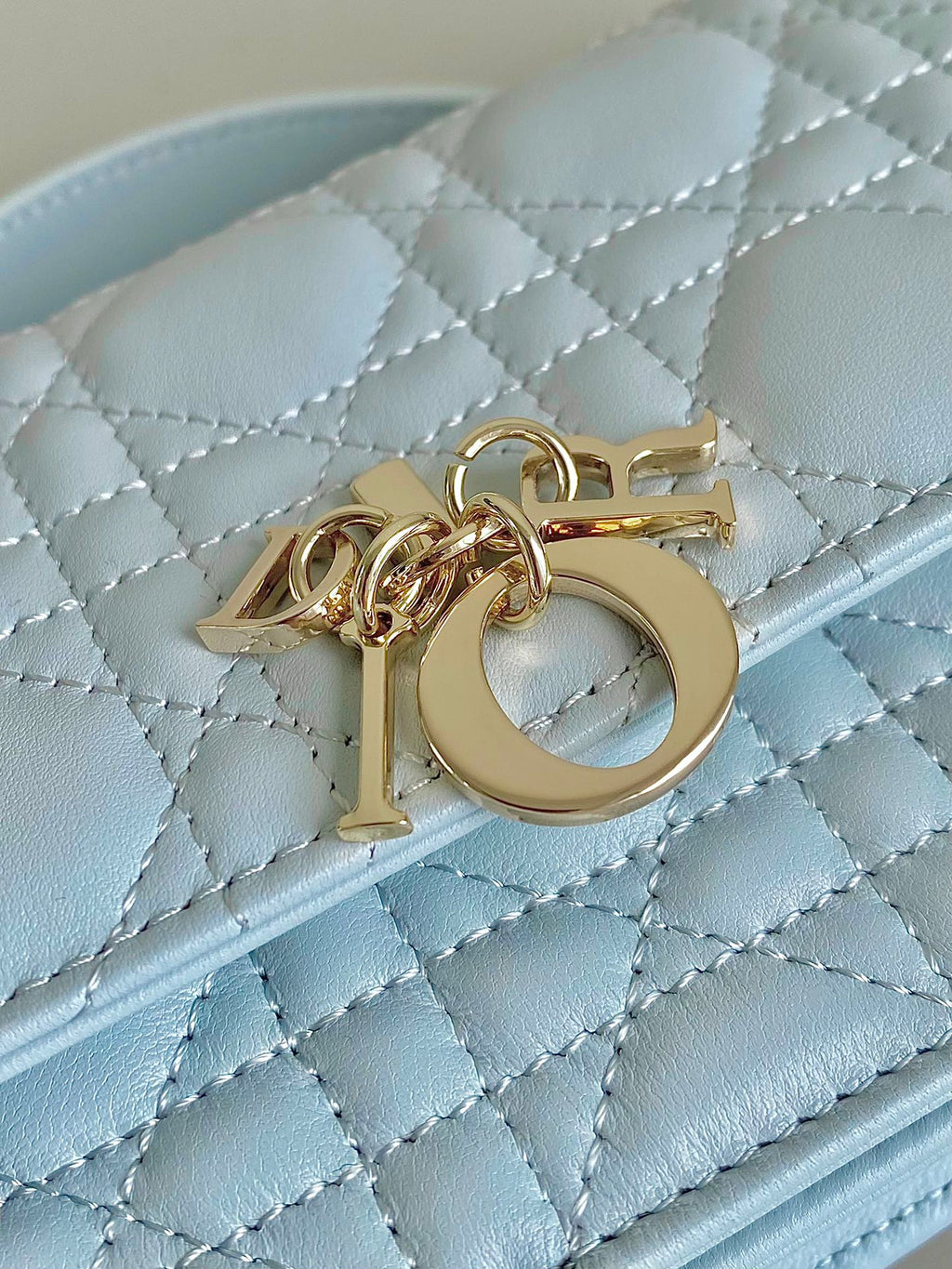 DAMEN 21 KETTENTASCHE IN HELLBLAUEM LAMMLEDER