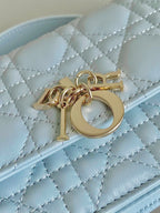 DAMEN 21 KETTENTASCHE IN HELLBLAUEM LAMMLEDER