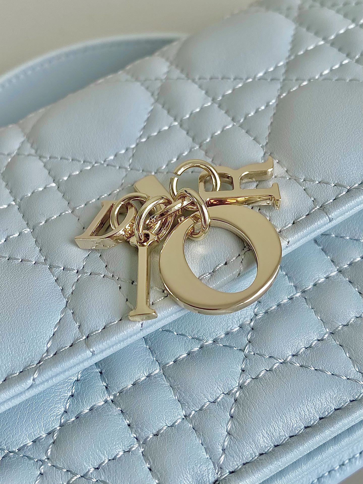 DAMEN 21 KETTENTASCHE IN HELLBLAUEM LAMMLEDER