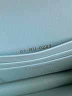 MISS CARO 17 KETTENTASCHE IN HELLBLAUEM LAMMLEDER