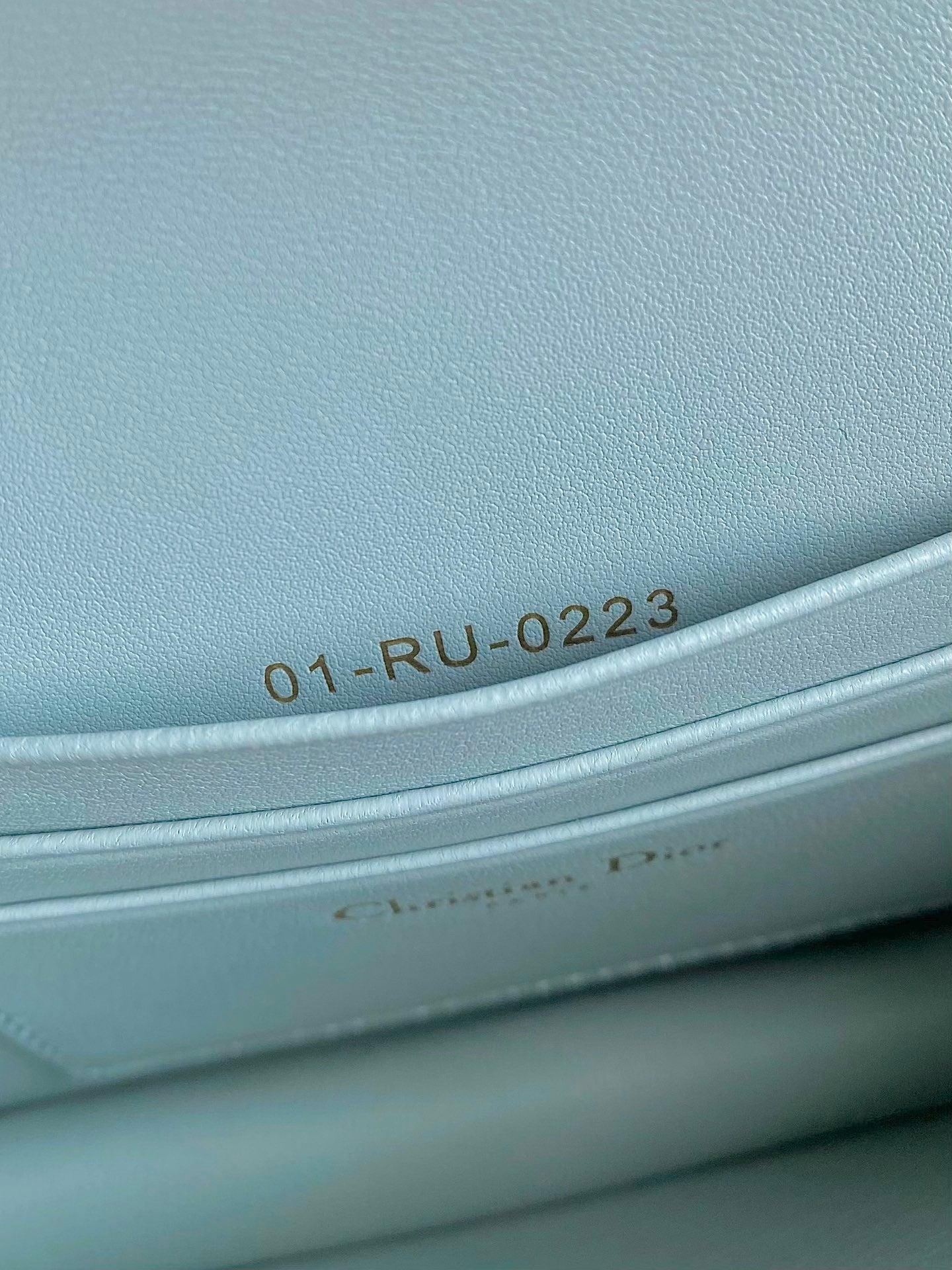 MISS CARO 17 KETTENTASCHE IN HELLBLAUEM LAMMLEDER