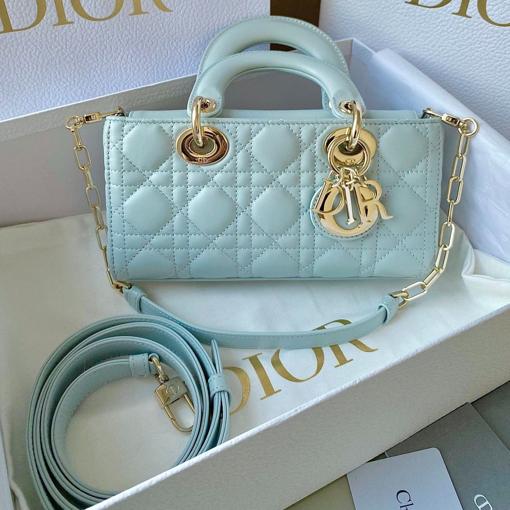 D-JOY TASCHE 22 IN HELLBLAUEM LAMMLEDER