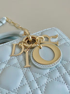 D-JOY TASCHE 22 IN HELLBLAUEM LAMMLEDER