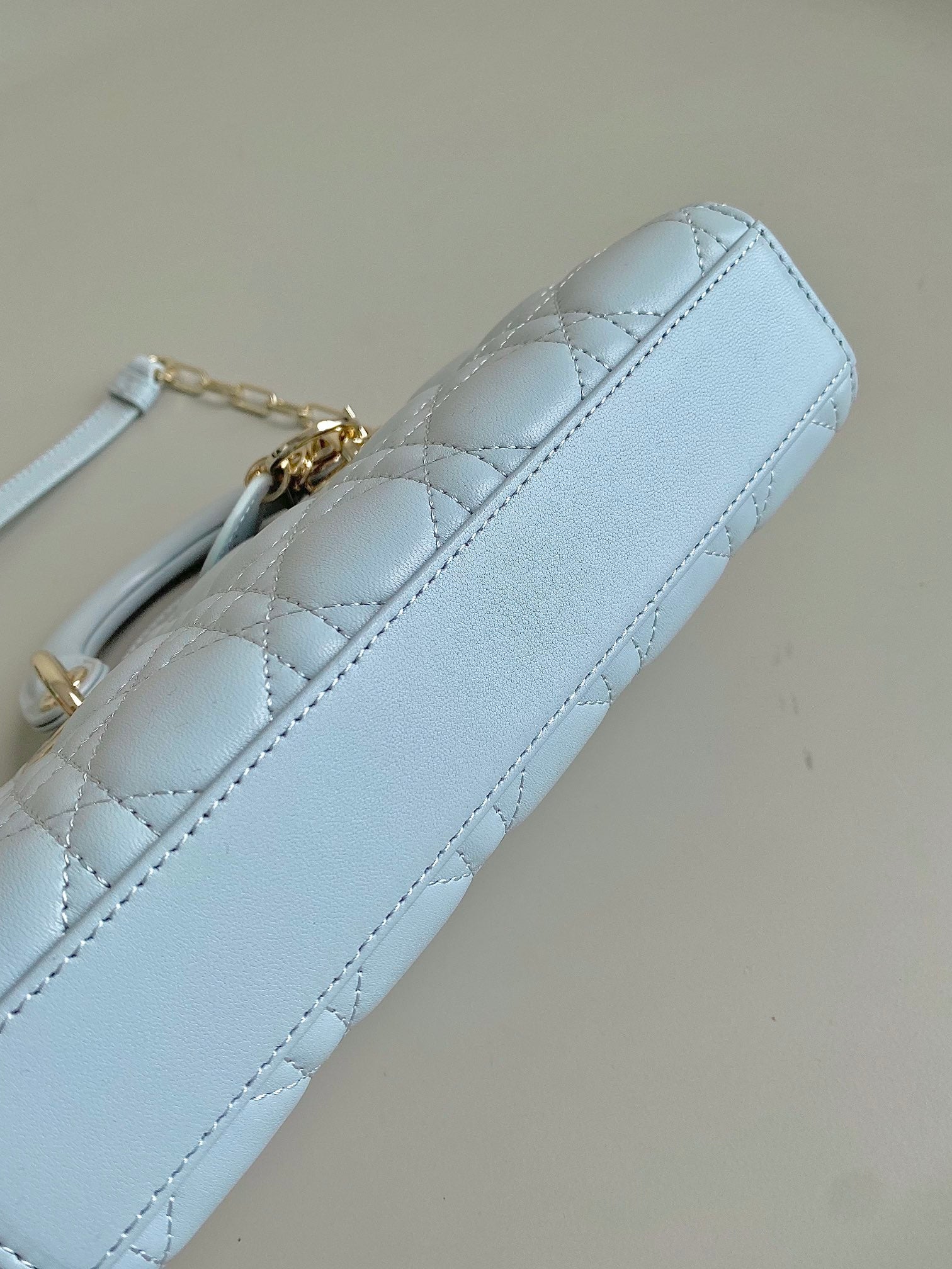 D-JOY TASCHE 22 IN HELLBLAUEM LAMMLEDER