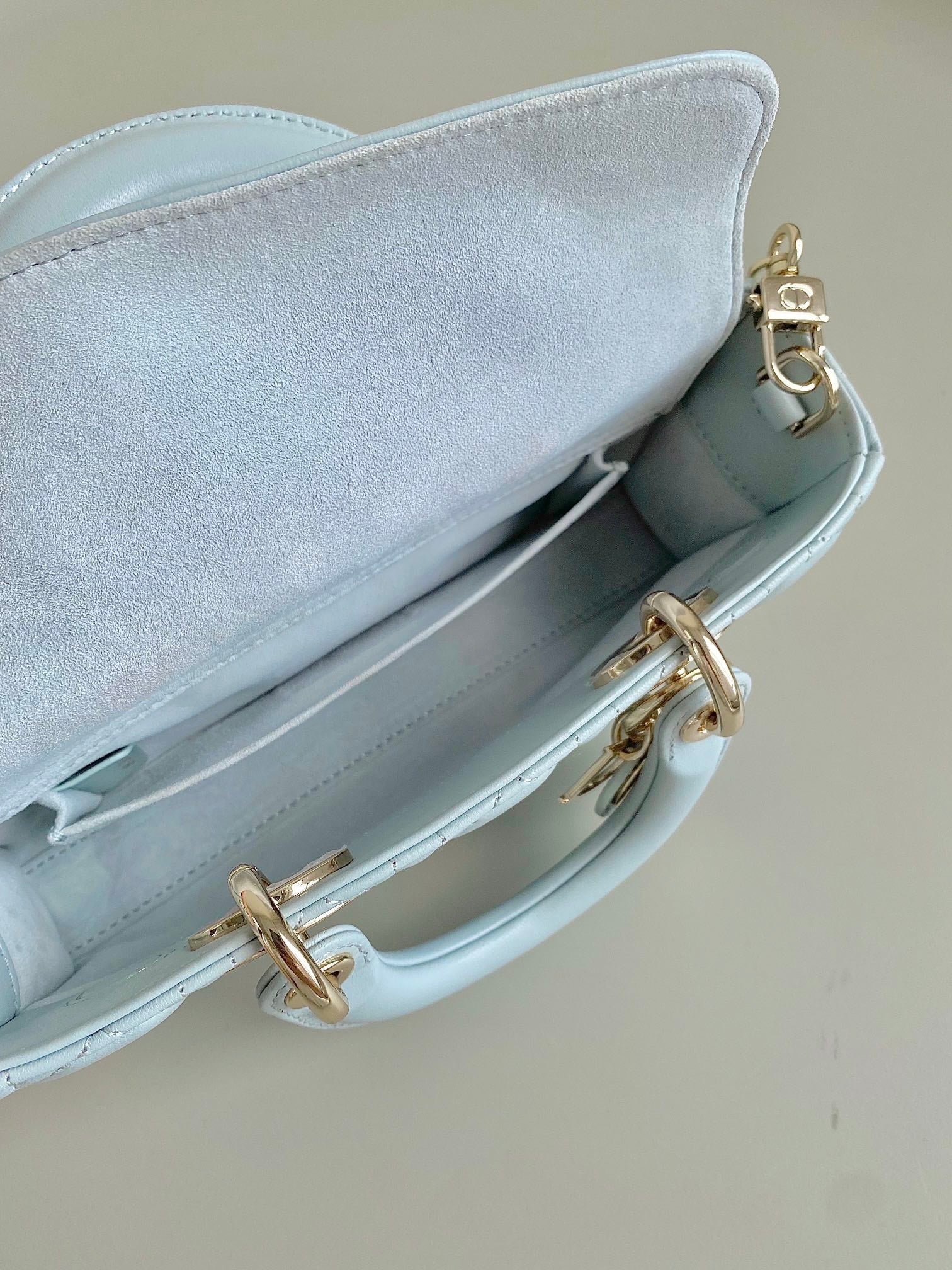D-JOY TASCHE 22 IN HELLBLAUEM LAMMLEDER