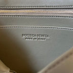 KLEINES ANDIAMO 29 AUS ECRU-BEIGEM LAMMFELL