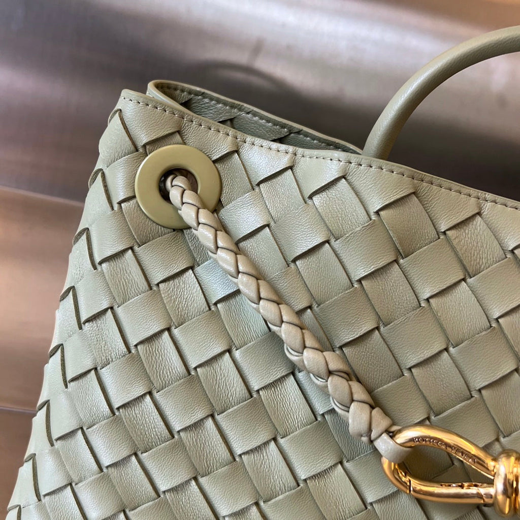 KLEINES ANDIAMO 29 AUS ECRU-BEIGEM LAMMFELL