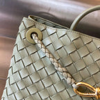 KLEINES ANDIAMO 29 AUS ECRU-BEIGEM LAMMFELL