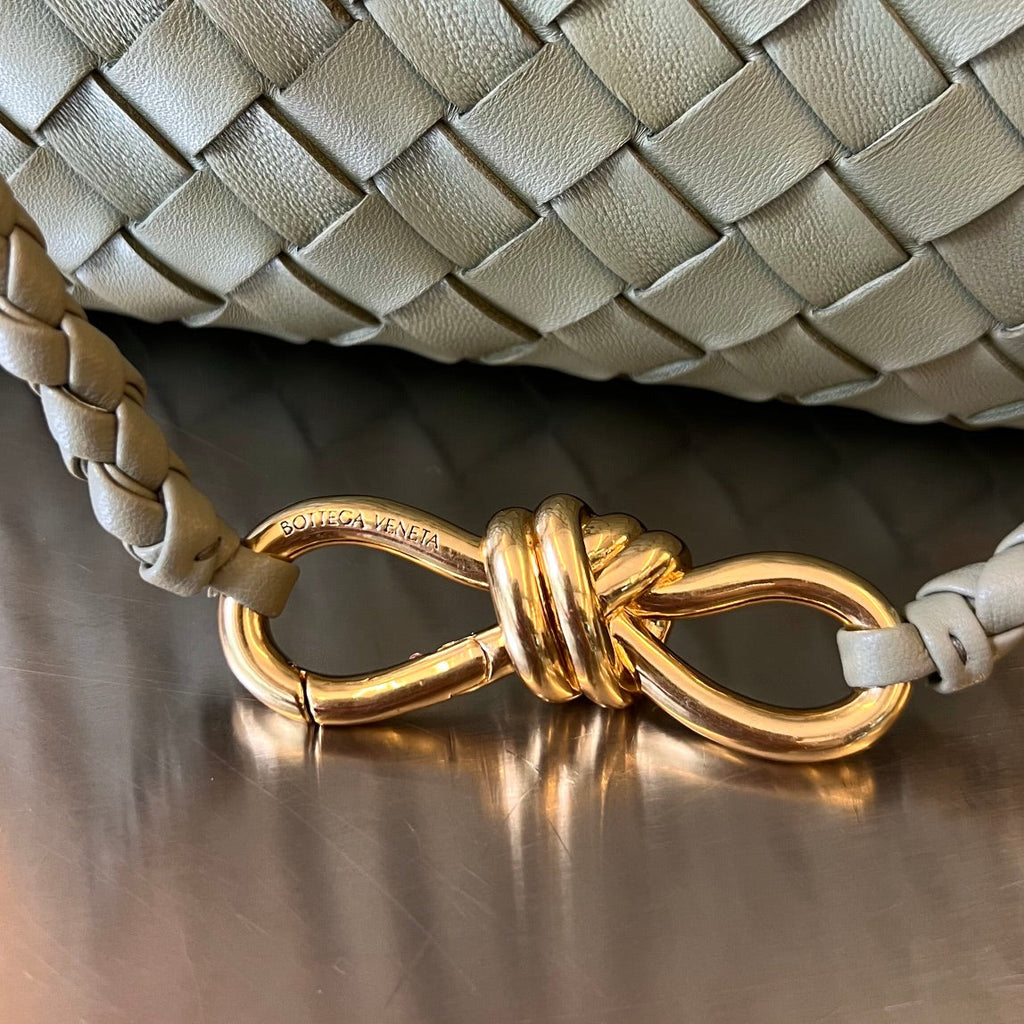 KLEINES ANDIAMO 29 AUS ECRU-BEIGEM LAMMFELL