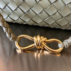 KLEINES ANDIAMO 29 AUS ECRU-BEIGEM LAMMFELL