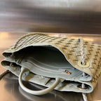 KLEINES ANDIAMO 29 AUS ECRU-BEIGEM LAMMFELL