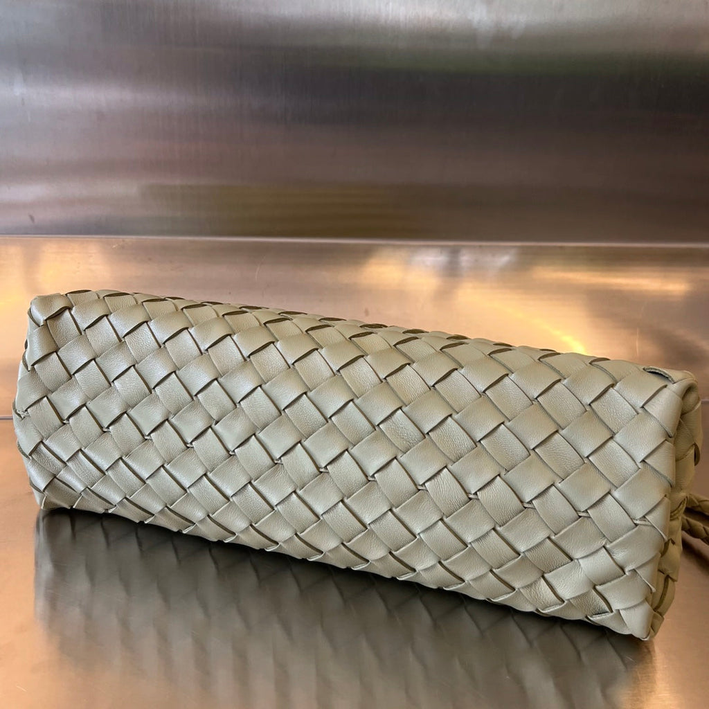 KLEINES ANDIAMO 29 AUS ECRU-BEIGEM LAMMFELL