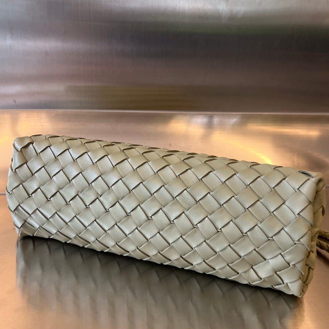 KLEINES ANDIAMO 29 AUS ECRU-BEIGEM LAMMFELL