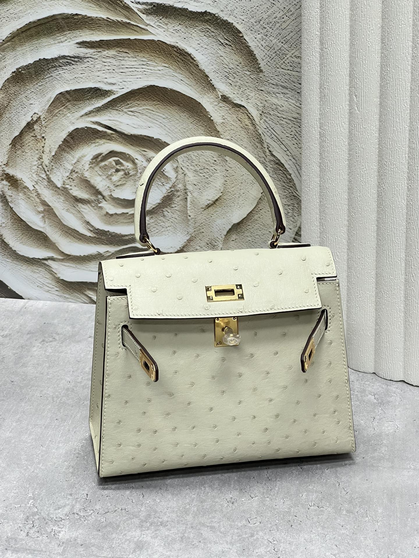 KELLY TASCHE 20 AUS WEISS-CREME STREIFENLEDER MIT GOLDENEN BESCHLÄGEN (AUF BESTELLUNG GEFERTIGT)
