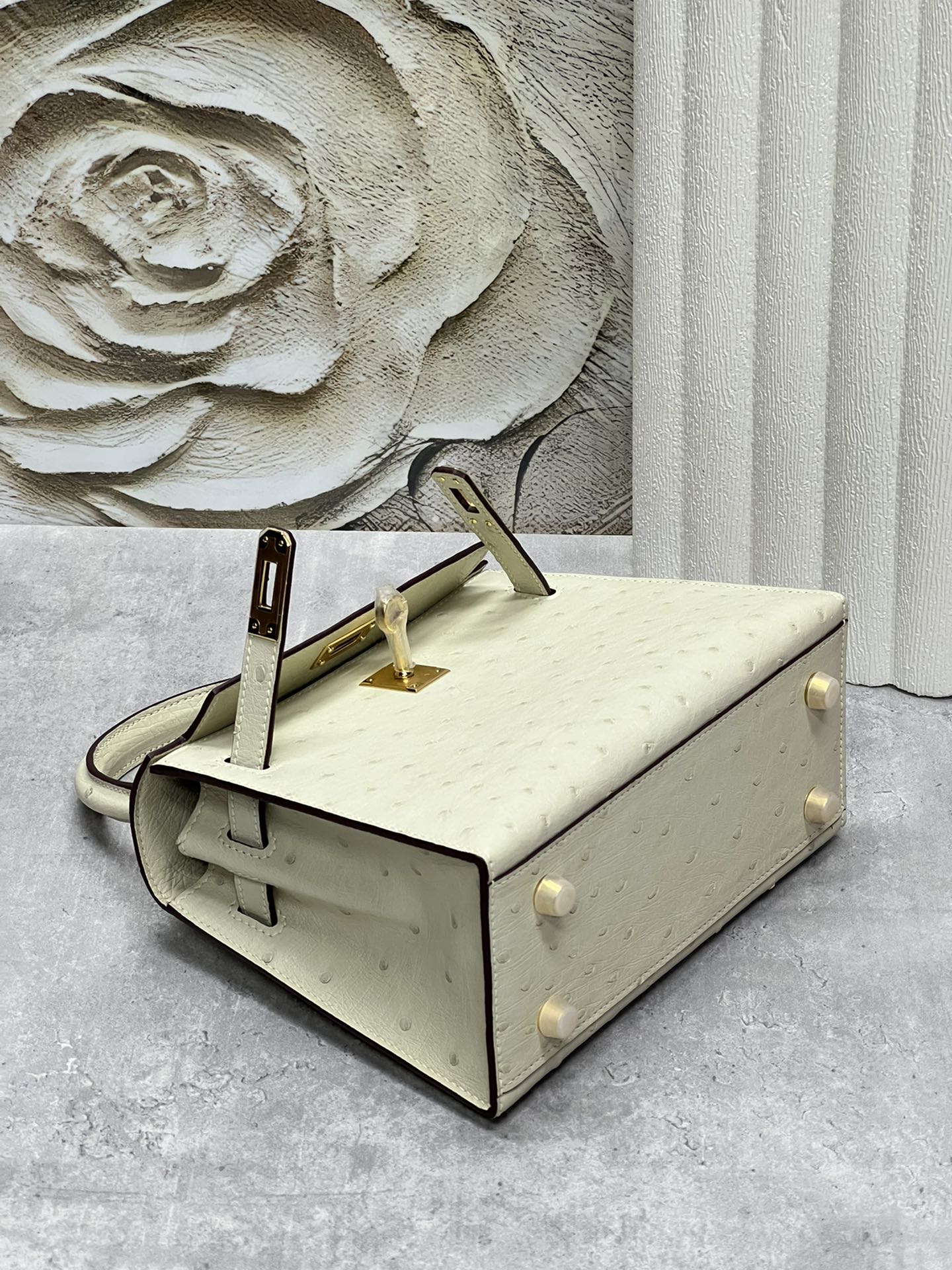 KELLY TASCHE 20 AUS WEISS-CREME STREIFENLEDER MIT GOLDENEN BESCHLÄGEN (AUF BESTELLUNG GEFERTIGT)