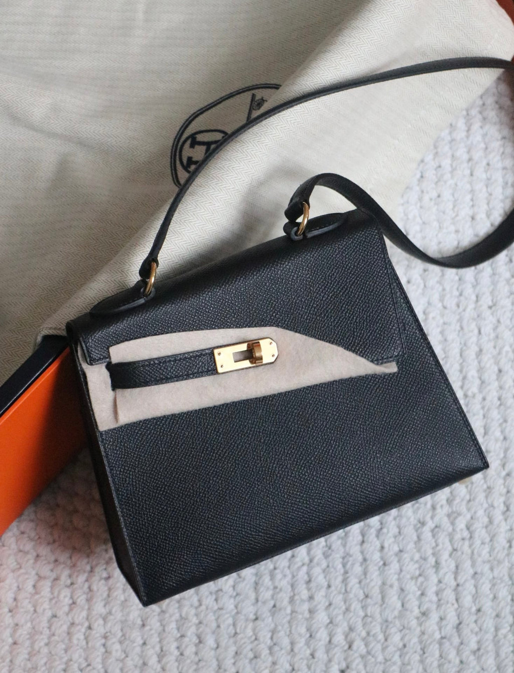 KELLY DESORDRE 20 IN SCHWARZEM EPSOM-LEDER MIT GOLDENEN BESCHLÄGEN