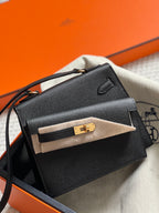 KELLY DESORDRE 20 IN SCHWARZEM EPSOM-LEDER MIT GOLDENEN BESCHLÄGEN