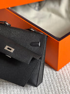 KELLY DESORDRE 20 IN SCHWARZEM EPSOM-LEDER MIT SILBERNEN BESCHLÄGEN