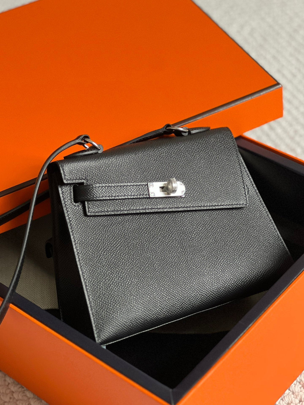 KELLY DESORDRE 20 IN SCHWARZEM EPSOM-LEDER MIT SILBERNEN BESCHLÄGEN