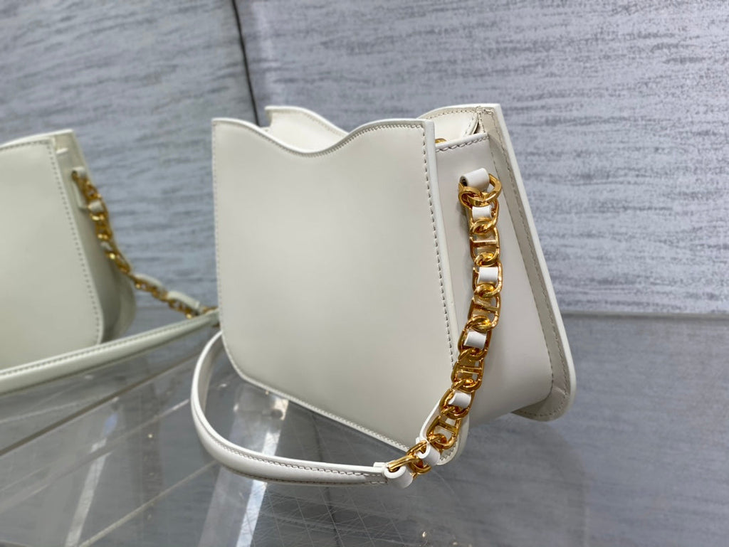 HOBO SIGNATURE 23 TASCHE AUS WEISSEM LAMMLEDER