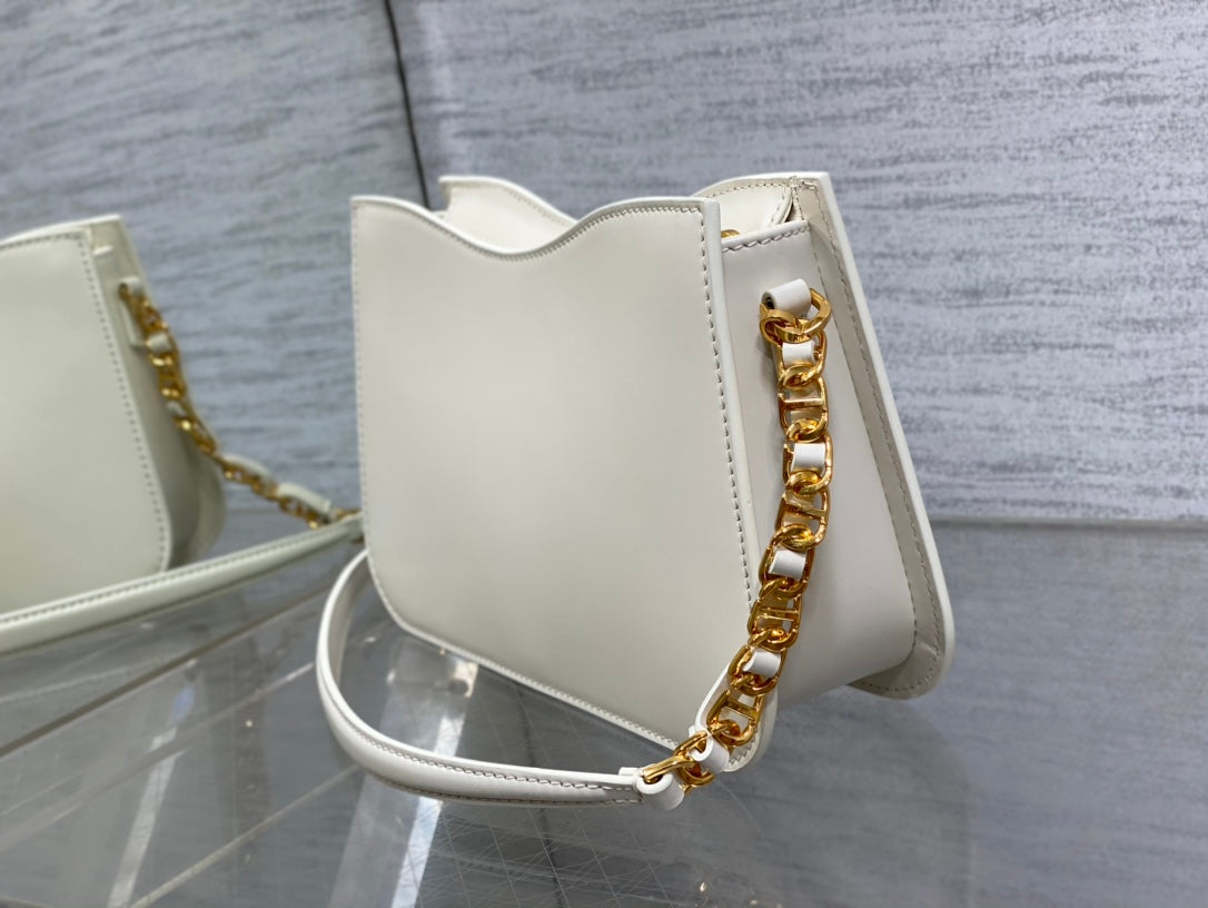 HOBO SIGNATURE 23 TASCHE AUS WEISSEM LAMMLEDER