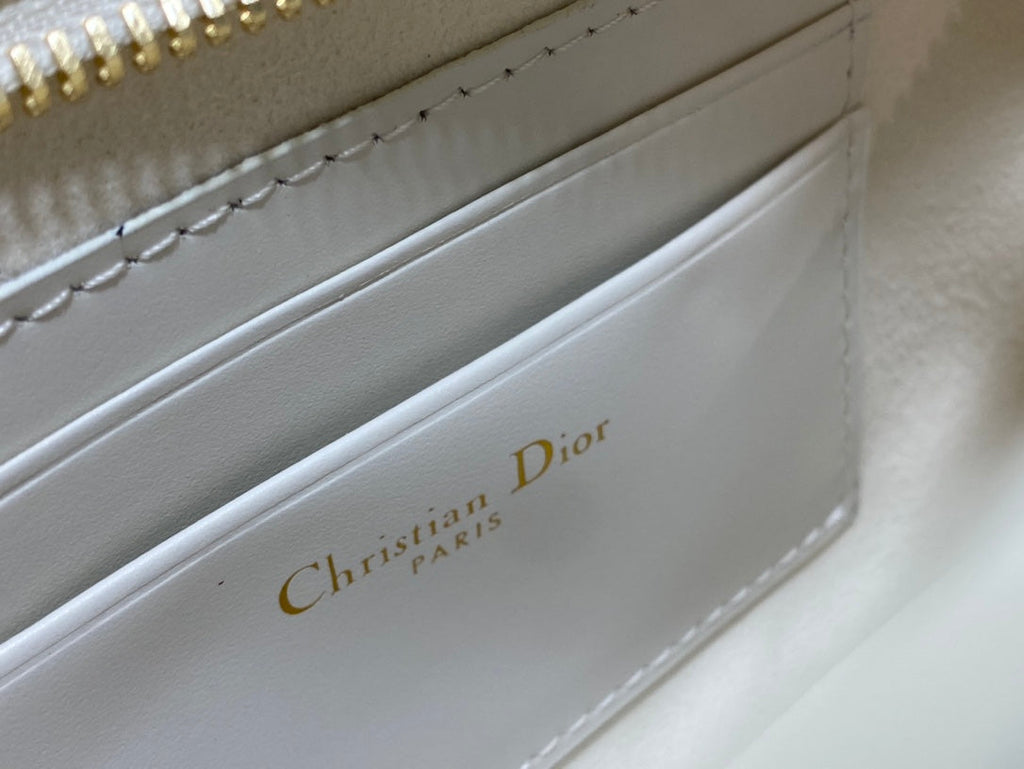 HOBO SIGNATURE 23 TASCHE AUS WEISSEM LAMMLEDER