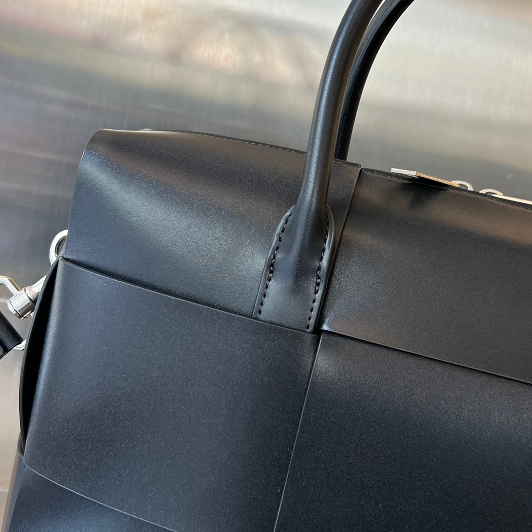 ARCO 36 Tasche aus schwarzem Lammleder