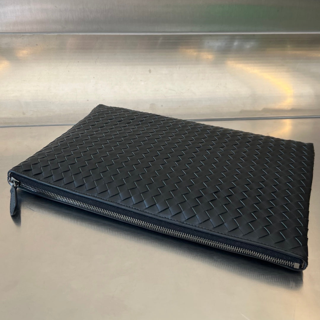 INTRECCIATO 30 AUS SCHWARZEM LAMMFELL