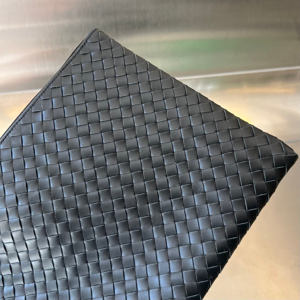 INTRECCIATO 30 AUS SCHWARZEM LAMMFELL