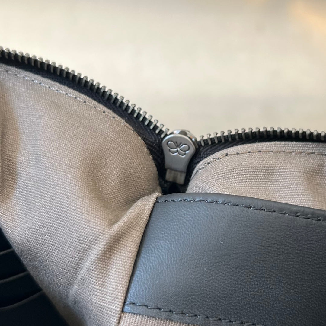 INTRECCIATO 30 AUS SCHWARZEM LAMMFELL