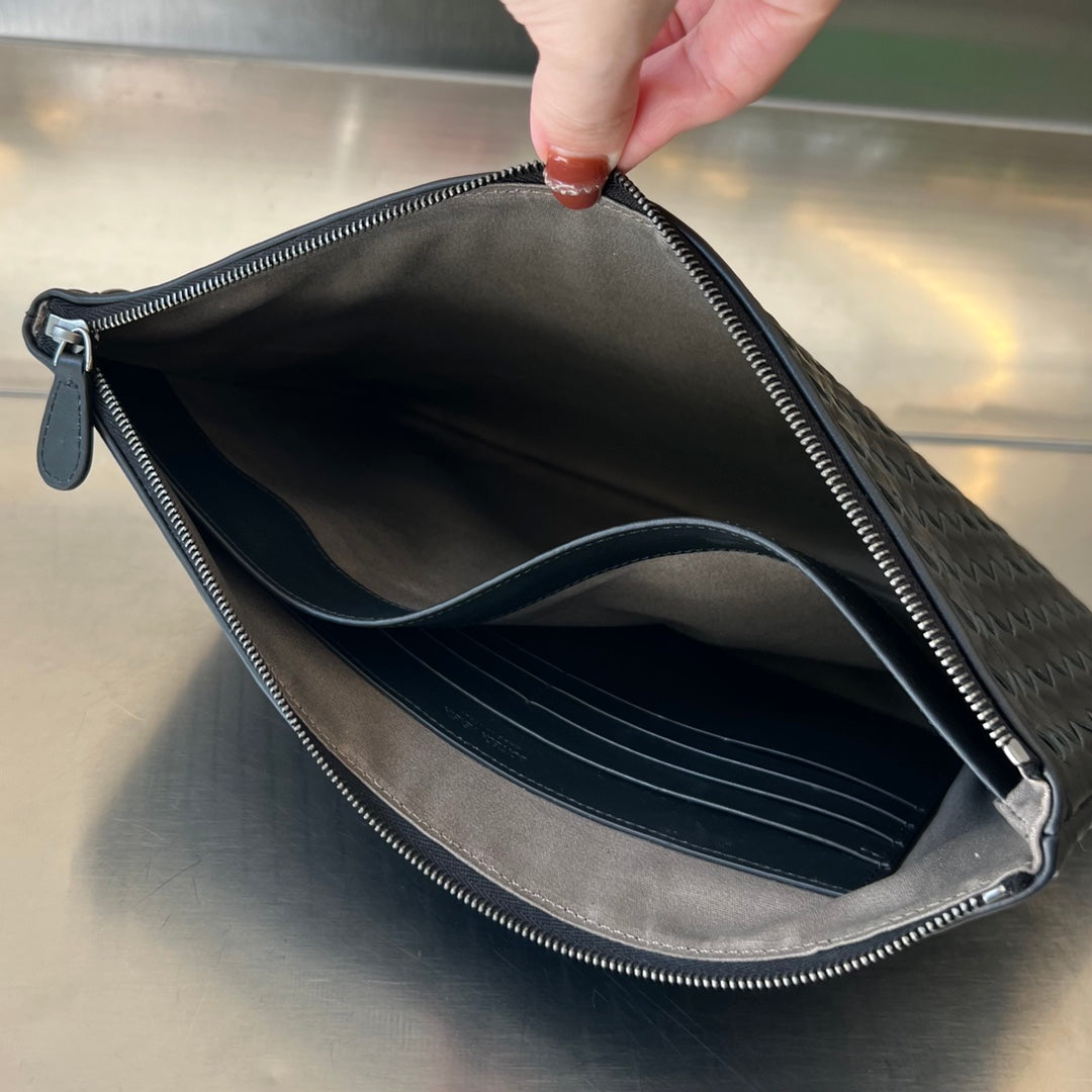 INTRECCIATO 30 AUS SCHWARZEM LAMMFELL